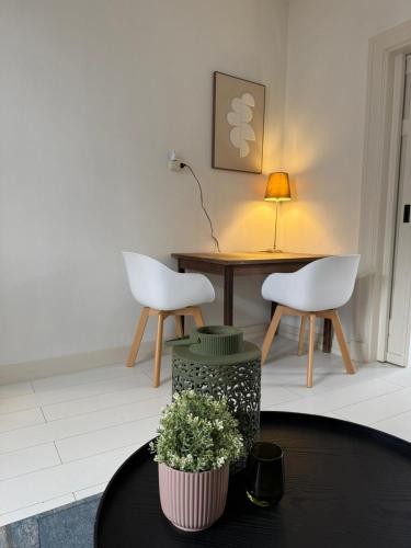 a living room with two chairs and a table at 't Zusje in Enschede