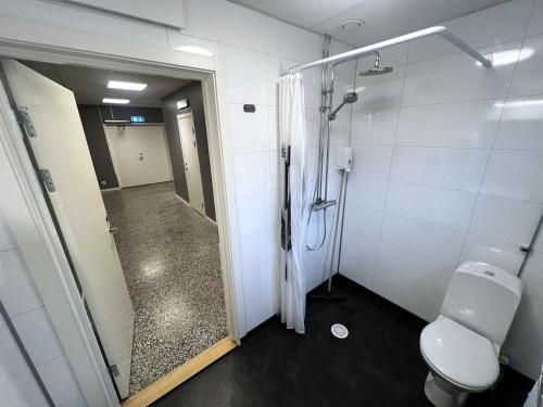 Ένα μπάνιο στο Rentalux Hostel - private dormitory and double rooms for 10 guests