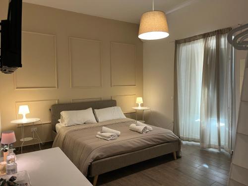 阿格里真托La Casa di Ninì的卧室里有一张床，床上放着两条毛巾。