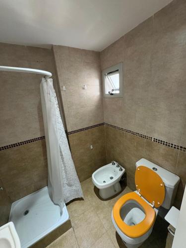 拉普拉塔Departamento monoambiente La plata, Zona centro的带马桶、浴缸和水槽的浴室