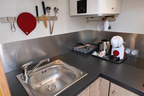 Η κουζίνα ή μικρή κουζίνα στο Le jardin de Séverine