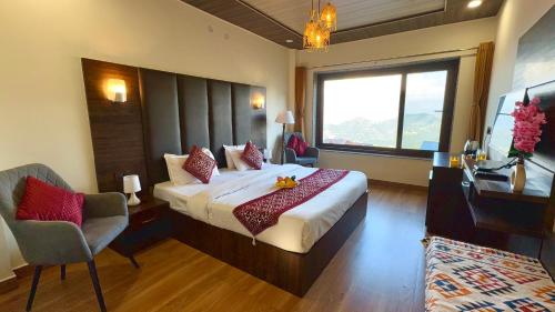 um quarto de hotel com uma cama grande e uma janela em The Zen Villa em Dalhousie