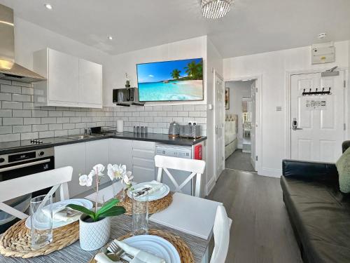 una cucina e un soggiorno con tavolo e sedie di Granada Apartments Holmfield Rd a Blackpool