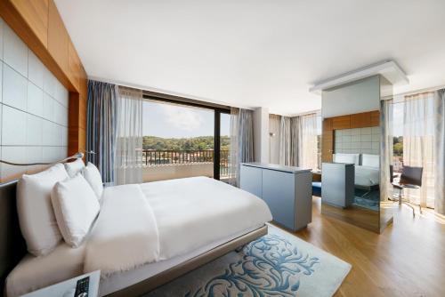 Panoramic Family King Suite with Bosphorus View