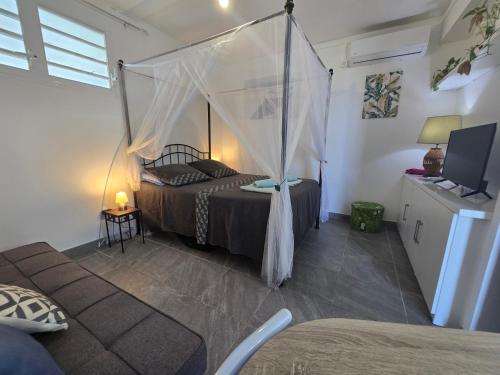 Χώρος καθιστικού στο Studio Chez Anna - vue mer et piscine