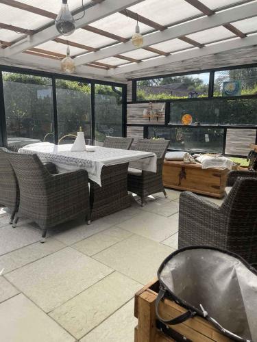 SkambyCozy Holiday Home On North Funen的露台上摆着桌子和椅子