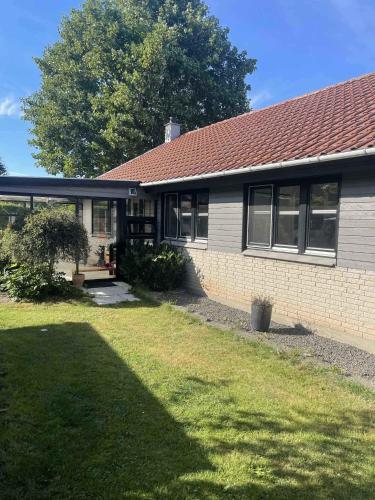 SkambyCozy Holiday Home On North Funen的前面有草地的房屋