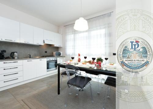 Η κουζίνα ή μικρή κουζίνα στο The Wind Rose renovation 2025 DesenzanoLoft Official Partner Homes & Villas by Marriott Bonvoy