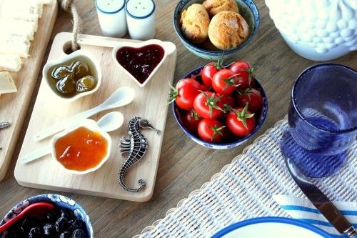 ヤリカヴァクにあるVilla Cosyのトマトやその他の食べ物のボウルが置かれたテーブル