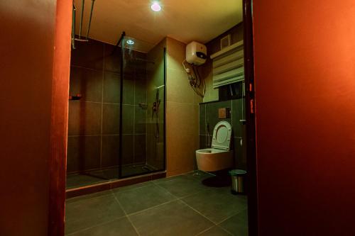 ein Badezimmer mit Dusche und Toilette in der Unterkunft Aurum on Missouri in Abuja