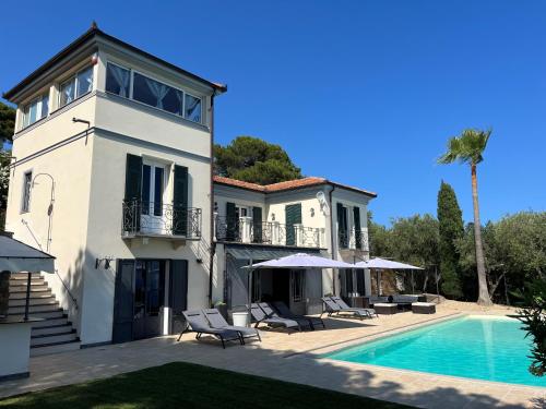 Πισίνα στο ή κοντά στο Fabulous Italian villa with panoramic sea view