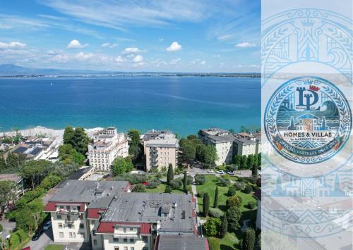 Splendido Apartment DesenzanoLoft Official Partner Homes & Villas by Marriott Bonvoy في ديسينسانو ديل غاردا: صورة مجمعة من صورتين لمدينة والمياه