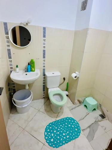 Un baño sucio con inodoro y lavabo en Calm & Bright Home, en El Jadida