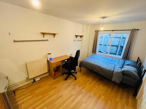 Кровать или кровати в номере West London & East Acton - Budget Bright Double Rooms with Quick Central London connection & Direct to Heathrow Airport