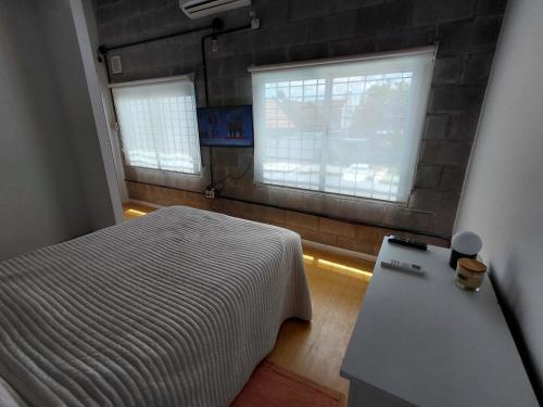 En eller flere senge i et værelse på Casa con pileta LA PLATA