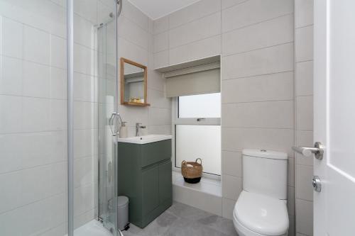Ένα μπάνιο στο Modernised home 5 minutes from Newborough Beach - Pas the Keys