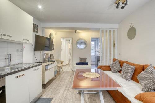 Η κουζίνα ή μικρή κουζίνα στο Moderne and Sweet Roissy CDG- Paris- Astérix- ParcExpo