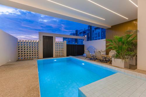 Bazén v ubytování hiii Aura Pool Villa Hotel Pattaya Central nebo v jeho okolí