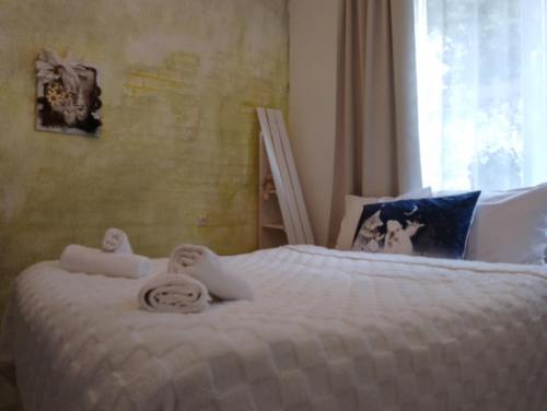 una camera da letto con un letto con due bambole sopra di In House a Tbilisi City