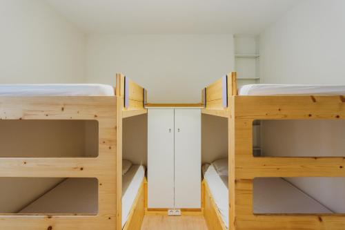 a room with two bunk beds in a room at L HELIOS Centre ville 1 chambre in Cauterets