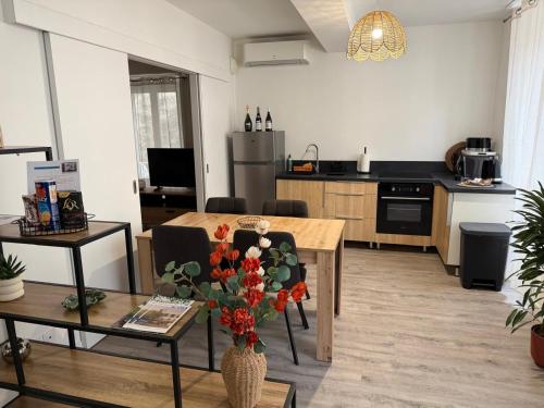 Boulieu-lès-AnnonayAppartement cosy et lumineux的客厅里有一张桌子和一个厨房