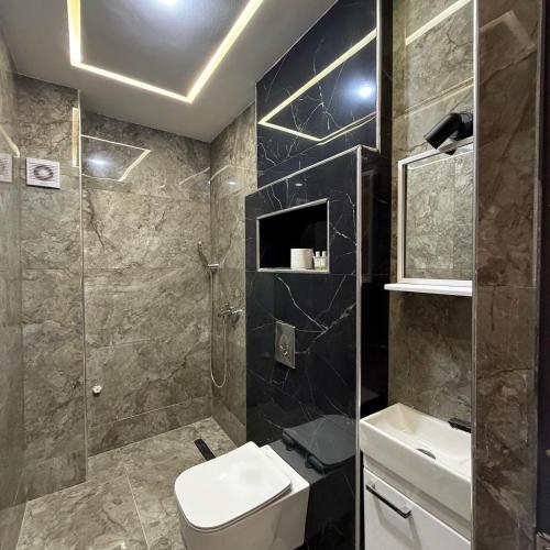 Un baño con ducha, inodoro y lavabo. en Moul Partma Berkane N5, en Berkane