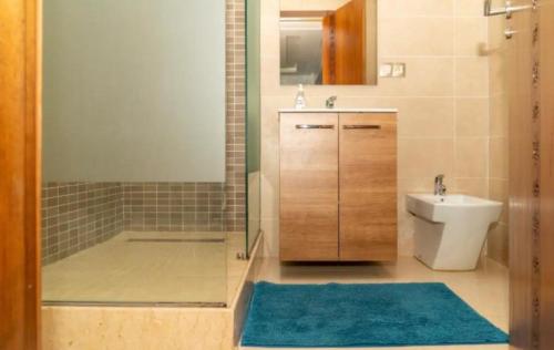 Un baño de Puerto Marina APARTHOTEL