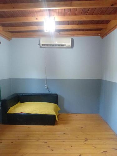 een kamer met een bed en een licht op het plafond bij Soleada delta in Estación Delta