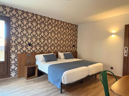 León Center Rooms في ليون: غرفة نوم بسرير وجدار