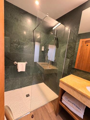 León Center Rooms في ليون: دش مع باب زجاجي في الحمام