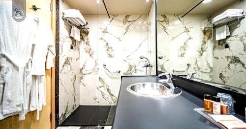 Ένα μπάνιο στο Club Hotel Casino Loutraki 