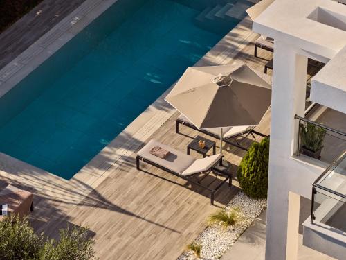 Bazén v ubytování Solis Ortus Villa, a Sublime Sanctuary with Pool, By ThinkVilla nebo v jeho okolí