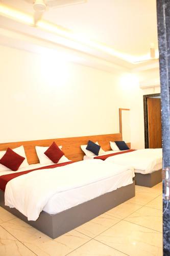 Letto o letti in una camera di Hotel CM Palace Khatu Shyam