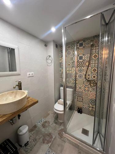 un bagno con doccia, lavandino e WC di Mediona I a Tarragona