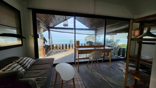 un soggiorno con tavolo e vista sull'oceano di Elena Blu Beach Villa a Ko Phangan