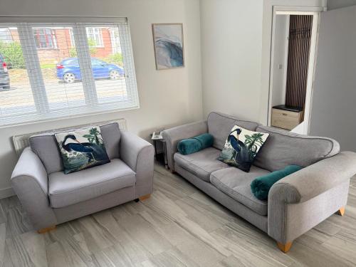 ein Wohnzimmer mit 2 Sofas und einem Fenster in der Unterkunft Stylish 3-Bed Executive Home Chislehurst, BR7 in Chislehurst
