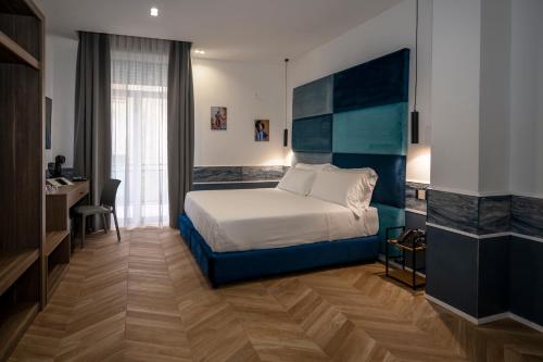 Postel nebo postele na pokoji v ubytování Hotiday Napoli Vittorio Emanuele