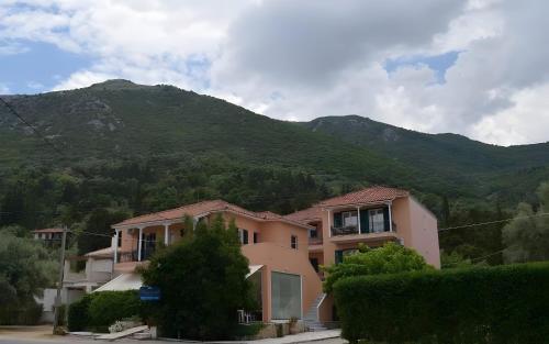 Nespecifikovaný výhled na hory nebo výhled na hory při pohledu z penzionu