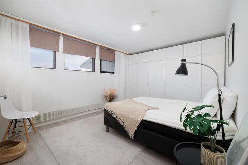 Ένα ή περισσότερα κρεβάτια σε δωμάτιο στο Spacious 1BR Apartment Near City Center by FeelsHome