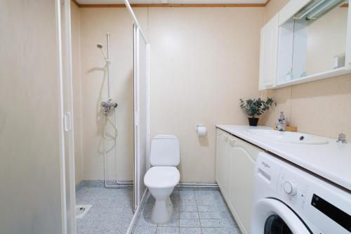 Ένα μπάνιο στο Spacious 1BR Apartment Near City Center by FeelsHome