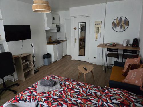 un salon avec un lit et une cuisine dans l'établissement Studio - Le Bourgogne 21, à Orléans