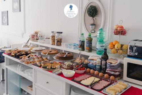 - un buffet avec de nombreux types de nourriture et de boissons dans l'établissement Palazzo Chiatamone, à Naples