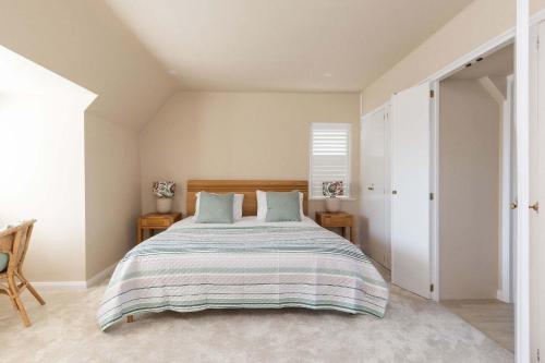 Postel nebo postele na pokoji v ubytování Coastal Comfort for 6 Felpham Beach