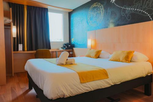 Ένα ή περισσότερα κρεβάτια σε δωμάτιο στο ibis Marseille Provence Aéroport