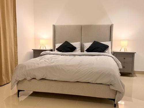 Ένα ή περισσότερα κρεβάτια σε δωμάτιο στο Central Muscat Petit 1BR Villa