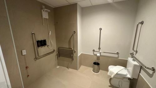 een badkamer met een toilet in een openbaar toilet bij Hotel Vila Cop in Belém
