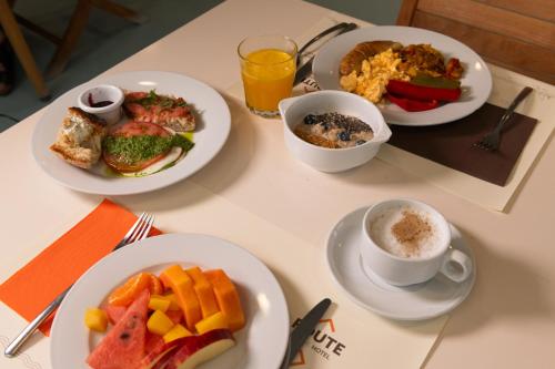 una mesa con platos de comida y tazas de café en Route Active Hotel, en Los Realejos