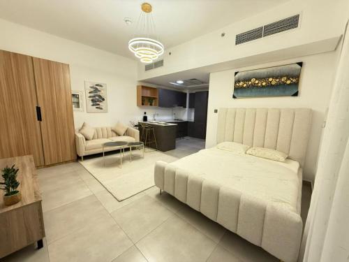 阿布扎比Fortress Studio Apartments的一间带床的卧室和一间客厅