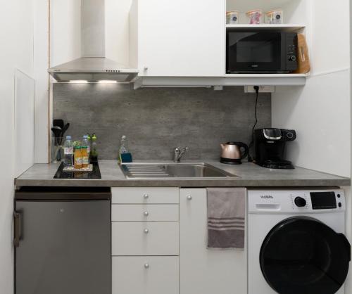 a kitchen with a sink and a microwave at Studio Cosy - Manoir Securisé - Avon in Avon