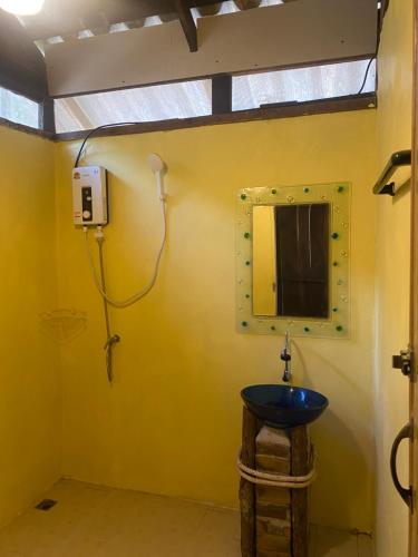 拉廊Moonshine Phayam beach resort & restaurant的浴室里有洗手池和镜子